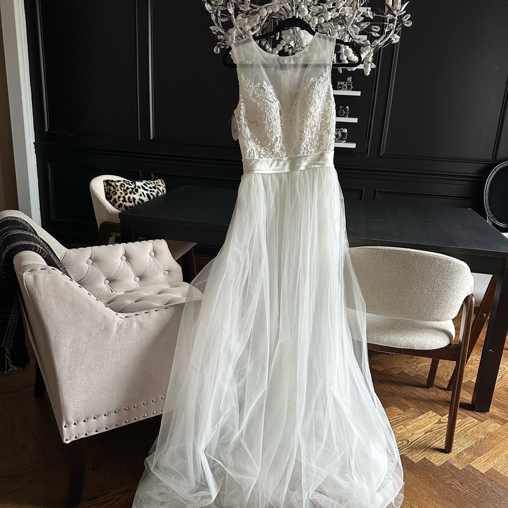 Elegant White Lace Wedding Dress size 6 beautiful!